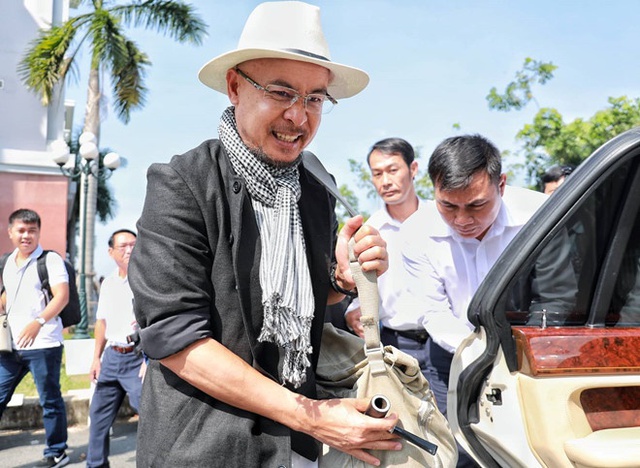 Tại sao Chủ tịch Đặng Lê Nguyên Vũ luôn mang khăn rằn còn người mẫu, hoa hậu chụp ảnh quảng cáo cho tập đoàn đều bận đồ đen trắng? - Ảnh 3.